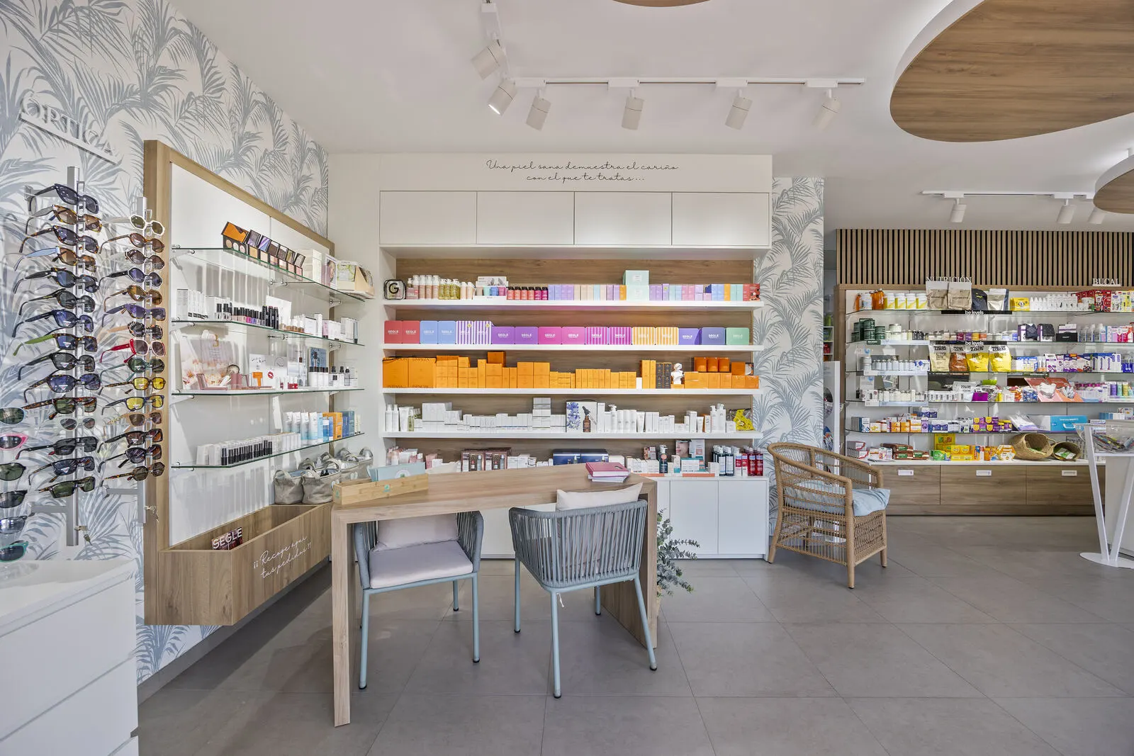 Mesa de consulta personalizada en Farmacia Zamora